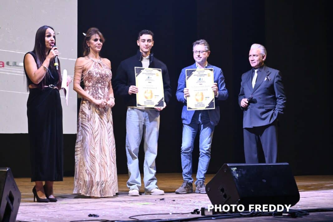 Napoli & Festival 2025: Luigi Zeno e Francesco Emilio Borrelli premiati al Politeama tra emozioni e impegno sociale Napoli & Festival 2025: Luigi Zeno e Francesco Emilio Borrelli premiati al Politeama tra emozioni e impegno sociale