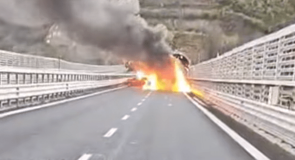 Fuoco e chiodi sull’A2 a Reggio Calabria: rapinato un portavalori, bottino da 2 milioni di euro Fuoco e chiodi sull’A2 a Reggio Calabria: rapinato un portavalori, bottino da 2 milioni di euro