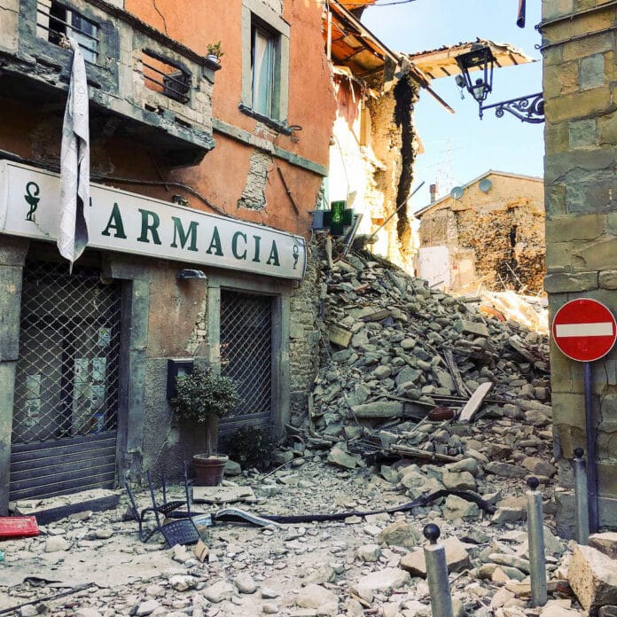 Terremoto_centro_Italia_2016_-_Amatrice_-_farmacia_(29033930040)