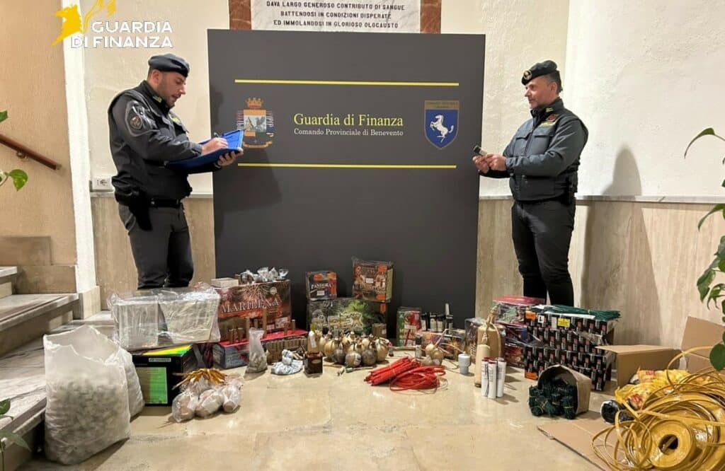 Fuochi d’artificio illegali in vendita su Tik Tok e Instagram: maxi-sequestro e un arresto a Messina Fuochi d’artificio illegali in vendita su Tik Tok e Instagram: maxi-sequestro e un arresto a Messina