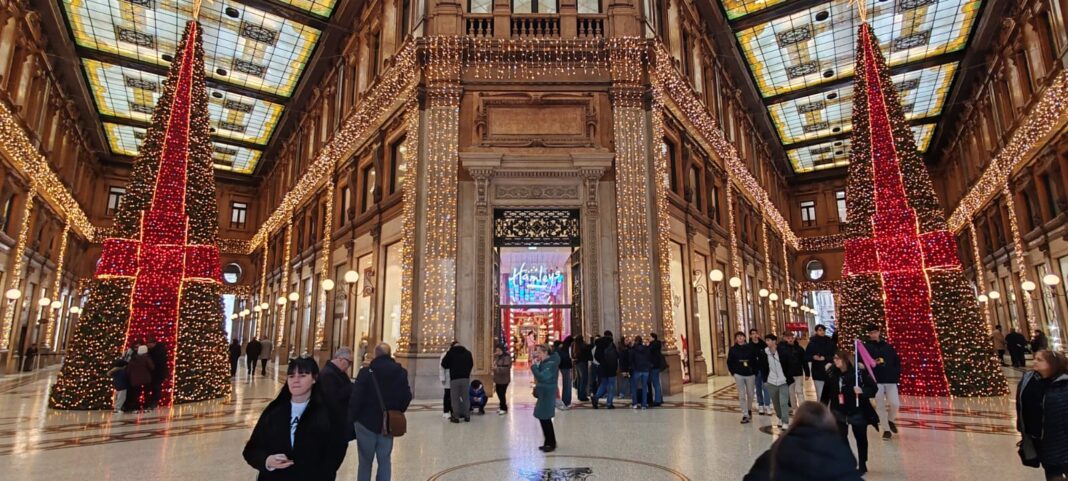 La Galleria Alberto Sordi apre le festività con l’accensione dell’Albero