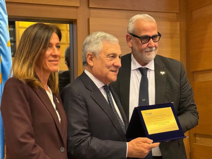 Tajani e Bernini ai fisioterapisti: “Compagni di viaggio e di libertà” Tajani e Bernini ai fisioterapisti: “Compagni di viaggio e di libertà”