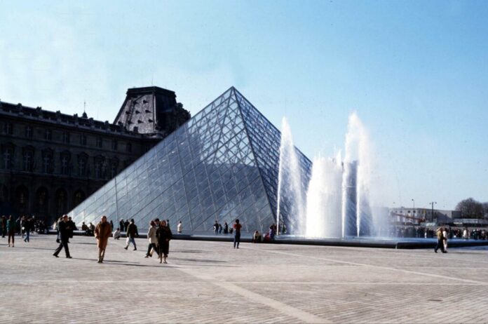 Francia Parigi Louvre Monumenti Esterni