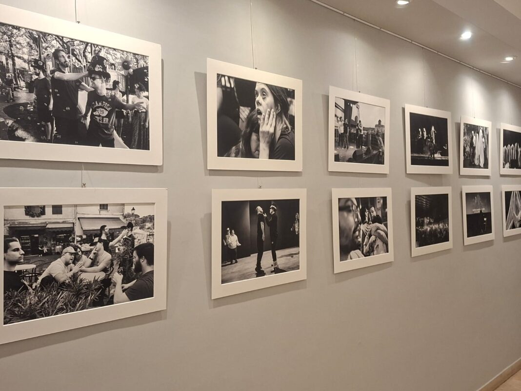 “Abracadown”: la storia del musical che ha cambiato lo sguardo dell’Italia. “Abracadown”: la storia del musical che ha cambiato lo sguardo dell’Italia, diventa una mostra fotografica con tanto di "Walk of Fame".