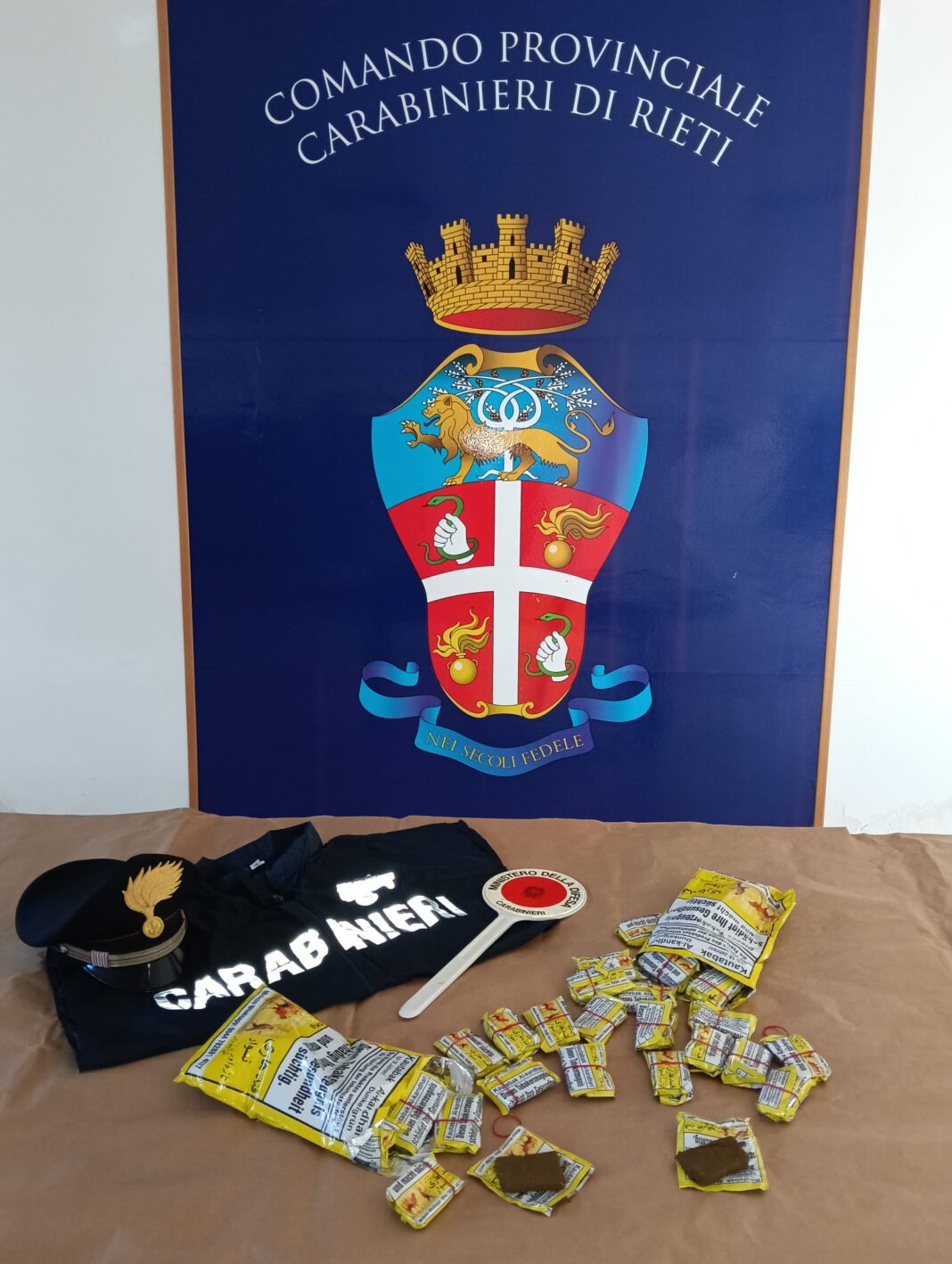 RIETI. I CARABINIERI SEQUESTRANO DUE CHILI DI TABACCO DA MASTICARE DI CONTRABBANDO IN UN BOX VICINO ALLA STAZIONE FERROVIARIA RIETI. I CARABINIERI SEQUESTRANO DUE CHILI DI TABACCO DA MASTICARE DI CONTRABBANDO IN UN BOX VICINO ALLA STAZIONE FERROVIARIA