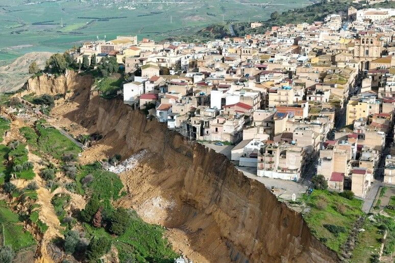 A Niscemi “l’intera collina sta scendendo giù”: 4 chilometri di frana e 1.500 sfollati, i contributi previsti A Niscemi “l’intera collina sta scendendo giù”: 4 chilometri di frana e 1.500 sfollati, i contributi previsti