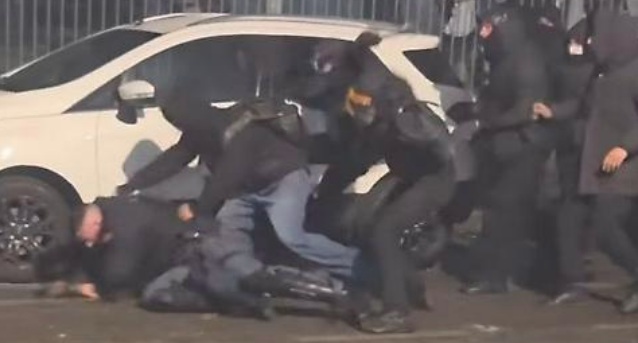 Scontri a Torino, fuori dal carcere gli arrestati: Simionato ai domiciliari, obbligo di firma per gli altri due. Salvini: “Vergogna” Scontri a Torino, fuori dal carcere gli arrestati: Simionato ai domiciliari, obbligo di firma per gli altri due. Salvini: “Vergogna”