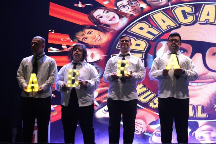 "Abracadown" diventa un tour. La rivoluzione gentile del musical che trasforma il pregiudizio in magia parte dal Centro Commerciale Casal Bertone di Roma. "Abracadown" diventa un tour. La rivoluzione gentile del musical che trasforma il pregiudizio in magia parte dal Centro Commerciale Casal Bertone di Roma. La rivoluzione gentile del musical che trasforma il pregiudizio in magia parte dal Centro Commerciale Casal Bertone di Roma. 17 e 18 aprile 2026 Non solo uno spettacolo, piuttosto una rivoluzione gentile che usa lo stupore come bacchetta magica per trasformare il pregiudizio in accoglienza. Il musical "Abracadown", che ha registrato il tutto esaurito nei più grandi teatri italiani, diventa un tour per arrivare ai cuori della gente direttamente nelle periferie e nelle moderne piazze di incontro e aggregazione della nostra quotidianità che oggi sono i centri commerciali. La prima tappa partirà da Roma il 17 e 18 aprile 2026 dal Centro Commerciale Casal Bertone, un luogo particolarmente attento alle tematiche sensibili e profondamente radicato nel quartiere. Preparatevi, quindi, a chiudere gli occhi e spalancare il cuore con il regno dell'illusione e dell'inclusione pronti a fondersi in un evento accessibile a tutti e contro ogni barriera mentale. Il cast dello spettacolo, che ha fatto vibrare l'animo di grandi e piccini, sarà protagonista di due giornate indimenticabili ideate con lo scopo di far vivere al pubblico del Centro Casal Bertone, situato a due passi dalla Stazione Tiburtina, una kermesse all’insegna dello stupore e della solidarietà. Oltre all'emozionante show live dei ragazzi, infatti, le famiglie potranno partecipare gratuitamente ai laboratori del Club Magico Fernando Riccardi, che aprirà le sue porte per coinvolgere i più curiosi nel misterioso mondo delle arti magiche. Non aspettatevi bacchette di plastica o cilindri polverosi: i maestri del Club Magico Fernando Riccardi insegneranno ai bambini come trasformare gli oggetti della vita quotidiana in strumenti di meraviglia. Un mazzo di chiavi, una moneta o un semplice tovagliolo diventeranno i protagonisti di trucchi sorprendenti, permettendo a chiunque di scoprire che la magia è letteralmente nelle nostre mani. Il cuore pulsante dell’evento saranno ovviamente le due repliche giornaliere (alle 16:30 e alle 18:30) dello show "Abracadown", un’esplosione di energia per un pubblico di ogni età, che vedrà al sulla scena (nella piazza principale del centro ) gli straordinari ragazzi con sindrome di Down che, tra passi di danza, canzoni e recitazione, trascineranno il pubblico in un vortice di divertimento. Una sfida decisa a rendere la disabilità un incredibile talento comunicativo. L’iniziativa, ideata da Francesco Leardini e Danilo Melandri, nasce con l'obiettivo di offrire un’esperienza di intrattenimento che sia anche un momento di profonda riflessione sociale. La magia, in questo contesto, diventa il linguaggio universale per unire generazioni diverse e promuovere una vera cultura dell'inclusione. Ingresso gratuito.