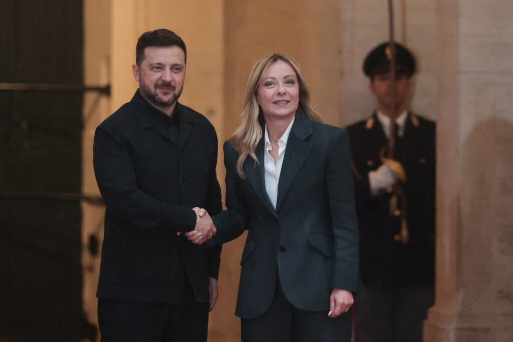 Zelensky a Roma incontra Meloni, la premier: “Il sostegno a Kiev è necessità strategica, in gioco anche la sicurezza dell’Ue” Zelensky a Roma incontra Meloni, la premier: “Il sostegno a Kiev è necessità strategica, in gioco anche la sicurezza dell’Ue”