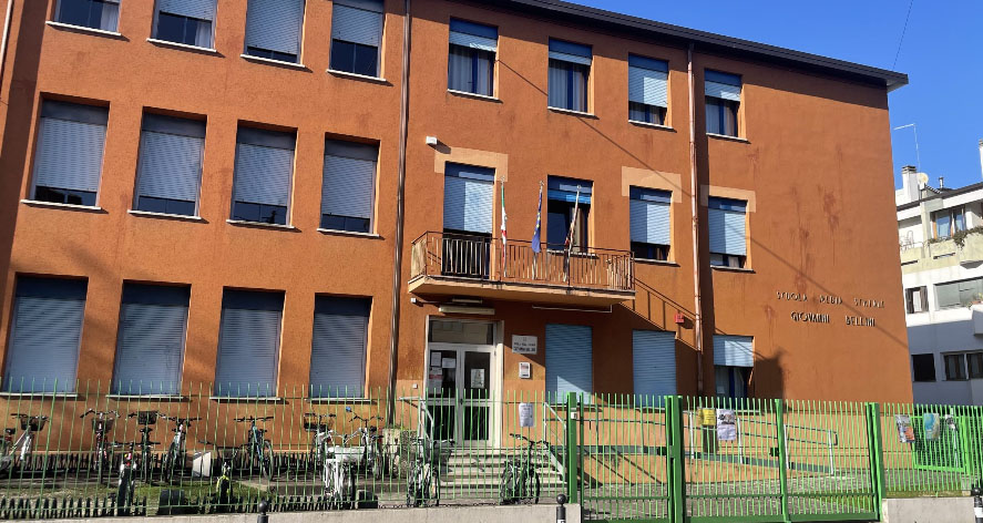 Sospesa la prof che ha tagliato due ciocche di capelli in classe a Mestre Sospesa la prof che ha tagliato due ciocche di capelli in classe a Mestre