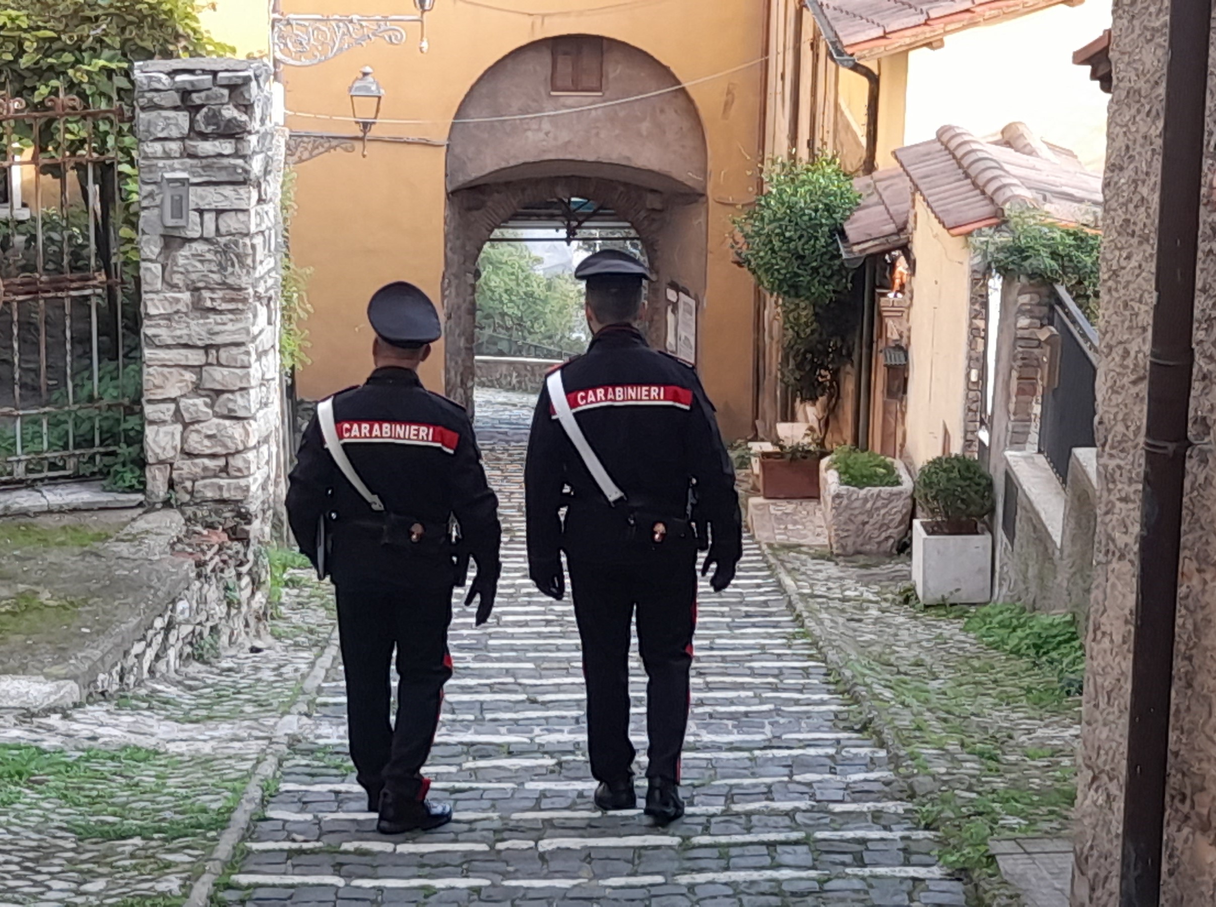CASPERIA. I CARABINIERI IDENTIFICANO E DENUNCIANO L’AUTORE DI FURTI DI PEDANE AI DANNI DI DUE COMMERCIANTI LOCALI CASPERIA. I CARABINIERI IDENTIFICANO E DENUNCIANO L’AUTORE DI FURTI DI PEDANE AI DANNI DI DUE COMMERCIANTI LOCALI