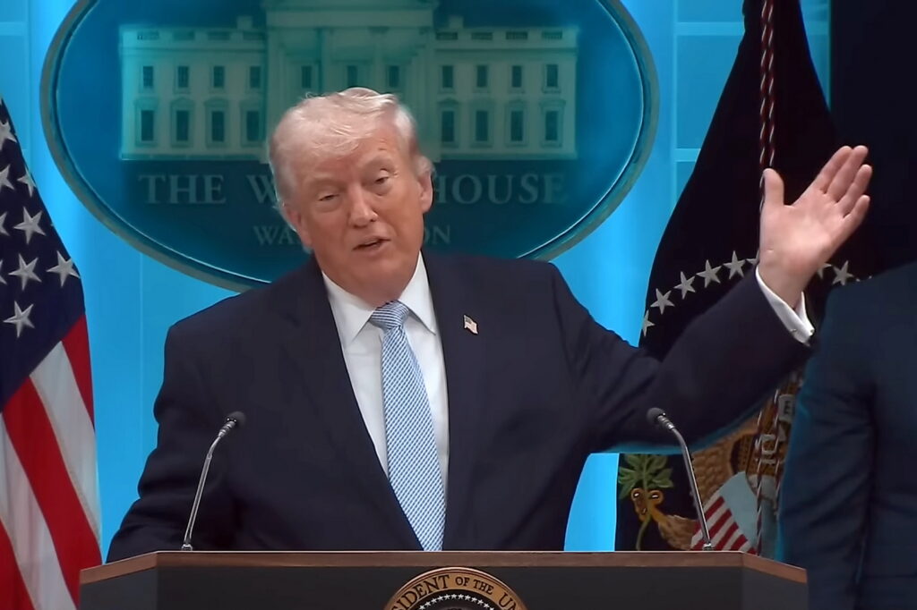 Trump aumenta i dazi su auto e camion del 25%: “L’Unione Europea non rispetta il nostro accordo commerciale” Trump aumenta i dazi su auto e camion del 25%: “L’Unione Europea non rispetta il nostro accordo commerciale”
