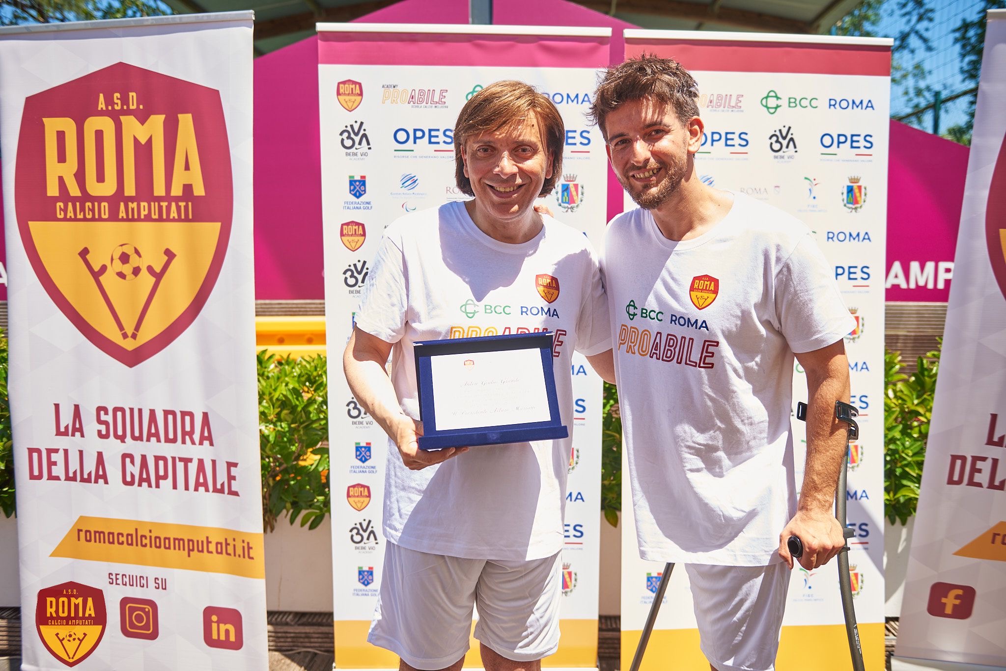 Grande successo a Roma per la partita del cuore, in campo tanti vip per diffondere la cultura della proabilità. Grande successo a Roma per la partita del cuore, in campo tanti vip per diffondere la cultura della proabilità.