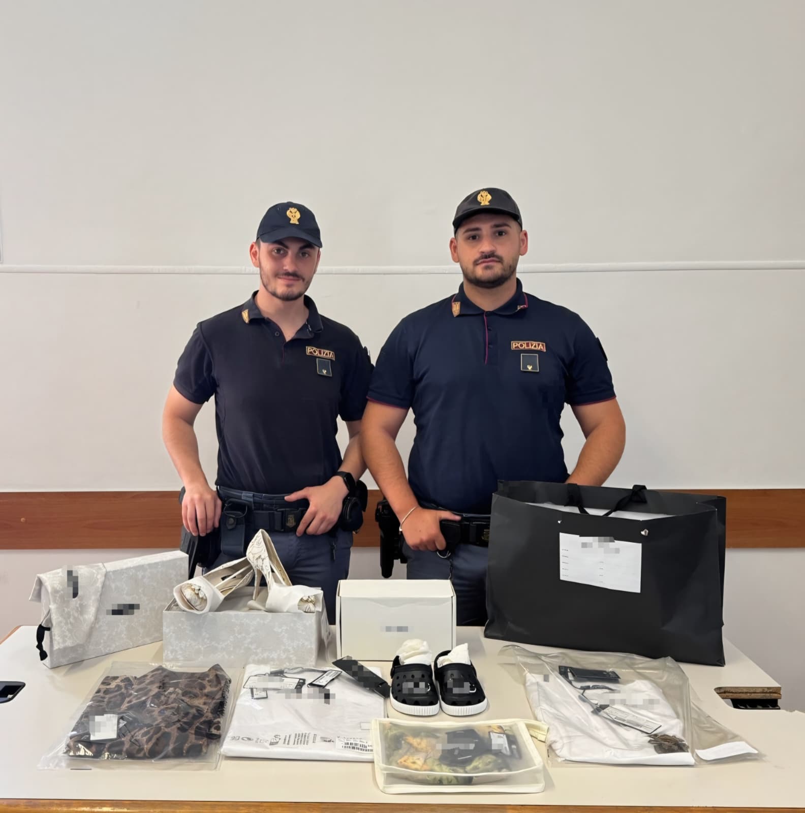 ROMA CORRIERE “SVALIGIATO” DURANTE LE CONSEGNE IN PIENO CENTRO ROMA CORRIERE “SVALIGIATO” DURANTE LE CONSEGNE IN PIENO CENTRO