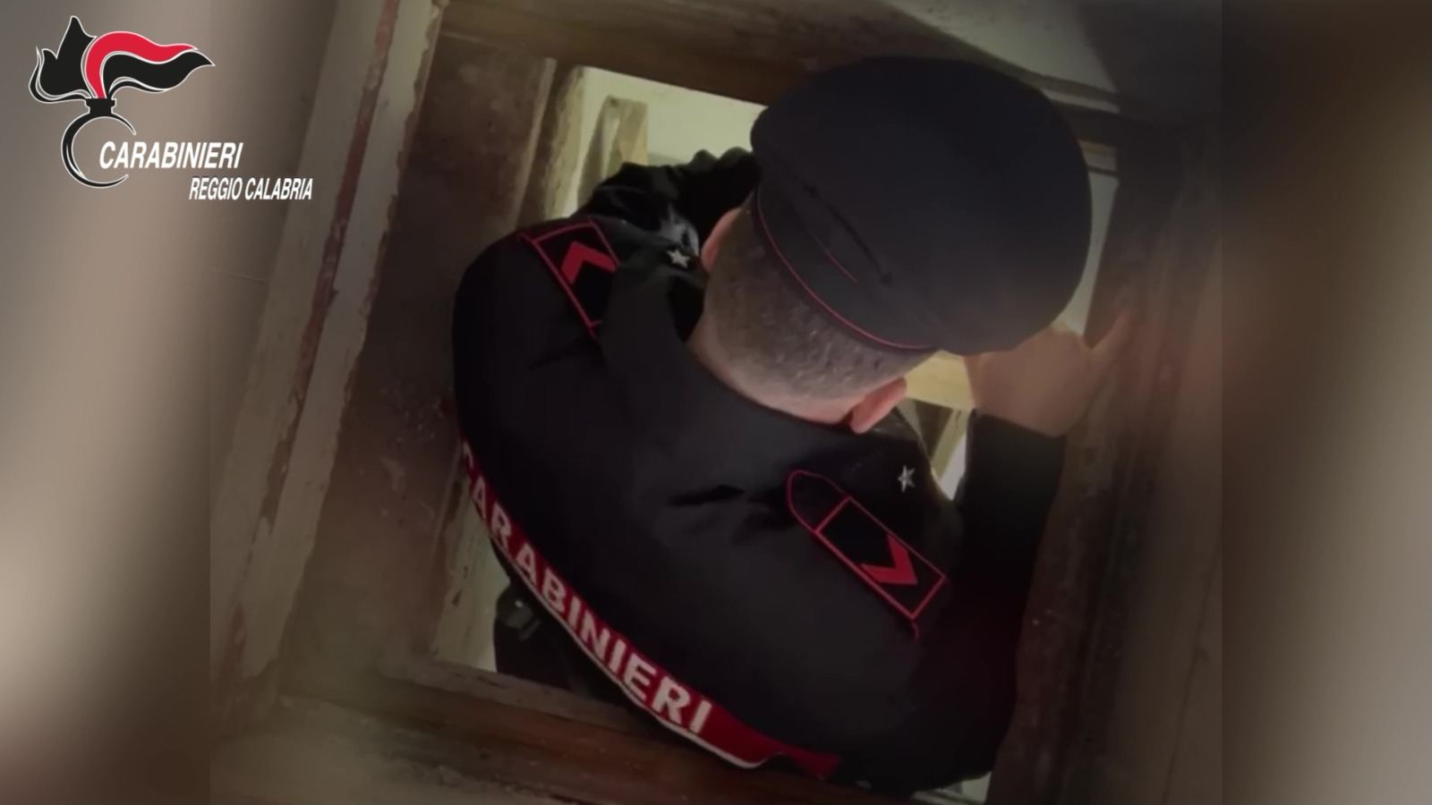 ARDORE (RC). I CARABINIERI PORTANO ALLA LUCE UN LABIRINTO SOTTERRANEO: SCOPERTO BUNKER CON CAMERA DI FUGA E CUNICOLI SEGRETI ARDORE (RC). I CARABINIERI PORTANO ALLA LUCE UN LABIRINTO SOTTERRANEO: SCOPERTO BUNKER CON CAMERA DI FUGA E CUNICOLI SEGRETI