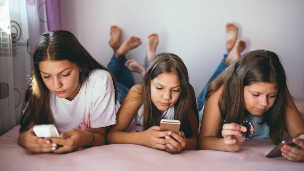 Il Regno Unito vieta i social fino ai 16 anni, Starmer: “Restituiamo ai bambini la loro infanzia” Il Regno Unito vieta i social fino ai 16 anni, Starmer: “Restituiamo ai bambini la loro infanzia”
