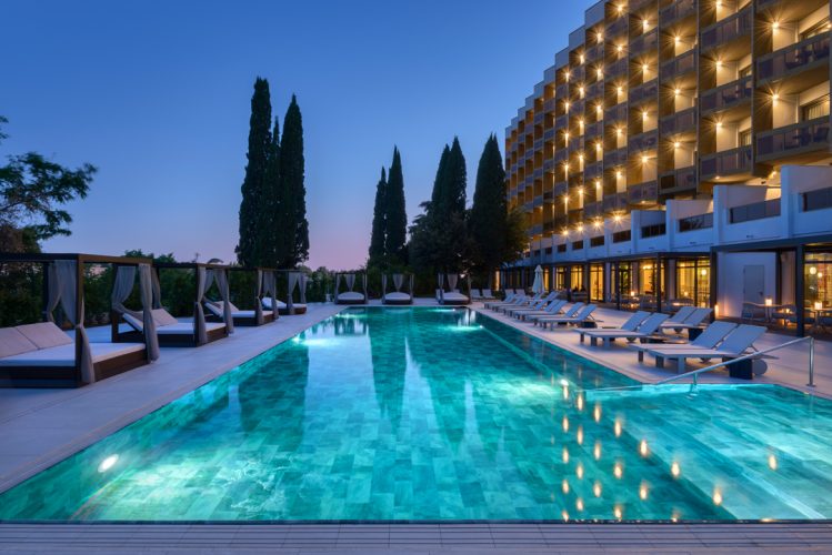 Il Barceló Roma apre la sua piscina alla città: nuovo indirizzo dell'estate romana per chi cerca relax e refrigerio 1 Barcelo Roma piscina 3