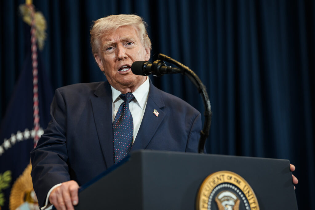 Iran, Trump: “Attaccheremo di nuovo stanotte, sono avvertiti” Iran, Trump: “Attaccheremo di nuovo stanotte, sono avvertiti”