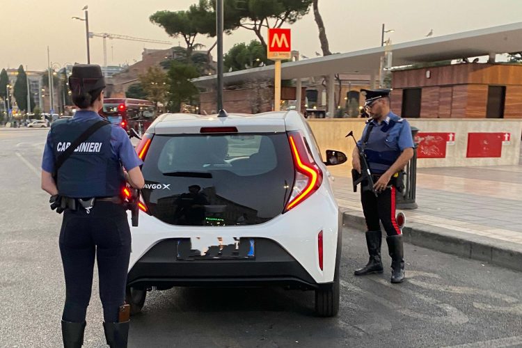 ROMA – MAXI OPERAZIONE DEI CARABINIERI: CONTROLLI STRAORDINARI DALL’AREA DELLA STAZIONE TERMINI AI LUOGHI DELLA MOVIDA DI TRASTEVERE E PONTE MILVIO 1 PROVINCIALE I Carabinieri impegnati nei controlli 2