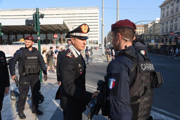 ROMA/TERMINI – Maxi blitz dei Carabinieri: 19 arresti e 15 denunce in poche ore 3 PROVINCIALE I controlli dei Carabinieri a Termini 5