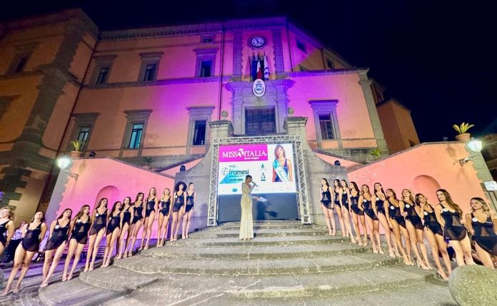 marino-miss-framesi-lazio-2026-palazzo-colonna.jpg Marino, la scalinata di Palazzo Colonna allestita per la finale di Miss Framesi Lazio 2026.