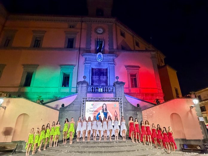 WhatsApp Image 2026-07-20 at 12.05.42 Le concorrenti di Miss Framesi Lazio 2026 sulla scalinata di Palazzo Colonna a Marino.