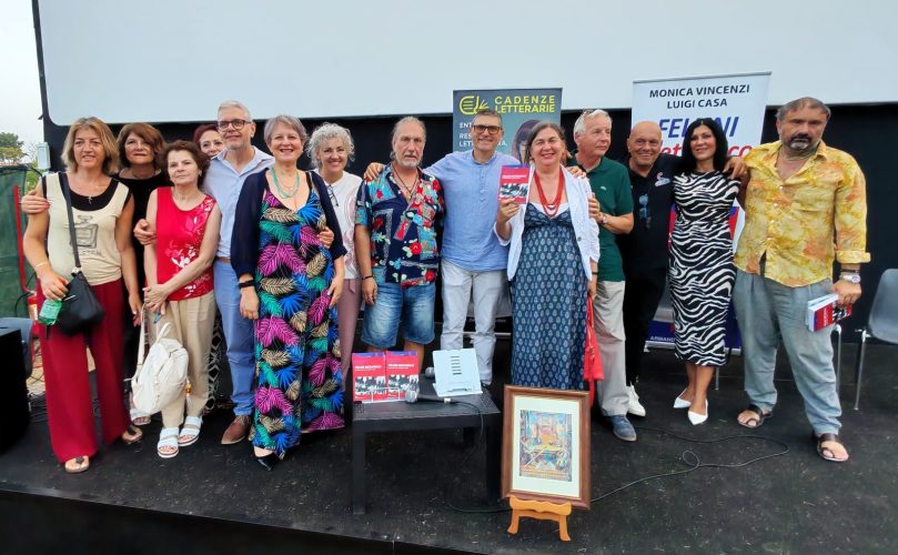 Roma. Cadenze Letterarie: Fellini unisce cinema, psicologia e arte sul Tevere 5 Foto di gruppo con gli autori, gli ospiti e i protagonisti del primo appuntamento romano di Cadenze Letterarieยฎ al CineVillage Marconi.