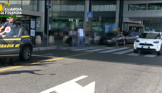TASSISTA PUSHER ARRESTATO PER SPACCIO DI STUPEFACENTI ALLโAEROPORTO DI FIUMICINO 1 44