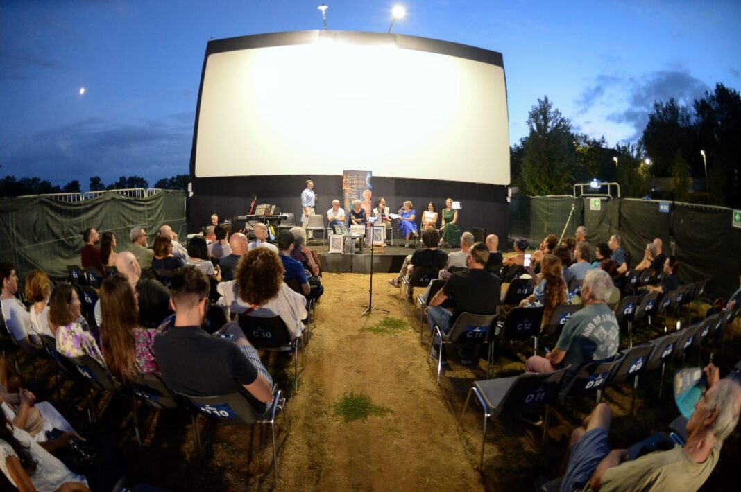 Roma: Cadenze Letterarie, il pubblico premia la serata Pubblico di Cadenze Letterarie al Parco Tevere Marconi a Roma