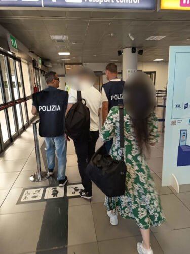 ROMA. INTERCETTATO DALLA POLIZIA DI STATO SU UN VOLO LOW COST PROVENIENTE DALLโINGHILTERRA UN RAGAZZO TURCO CONDANNATO PER OMICIDIO. 2 foto 01 2
