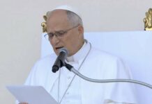 Il Papa a Rimini: “Prima dei confini, ci sono le persone”. L’arrivo tra gli applausi