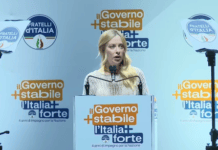 Meloni show: “Sono bella? Grazie tesò, poi dopo…”. E risponde alla figlia al telefono