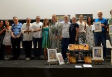 Cadenze Letterarie chiude il ciclo romano a Piazza Vittorio e riparte da Fiumicino Foto di gruppo finale sul palco di Piazza Vittorio al termine dell’incontro di Cadenze Letterarie del 9 settembre 2026, con Dino Tropea e i protagonisti della serata tra musica, letture, psicologia e arte visiva.