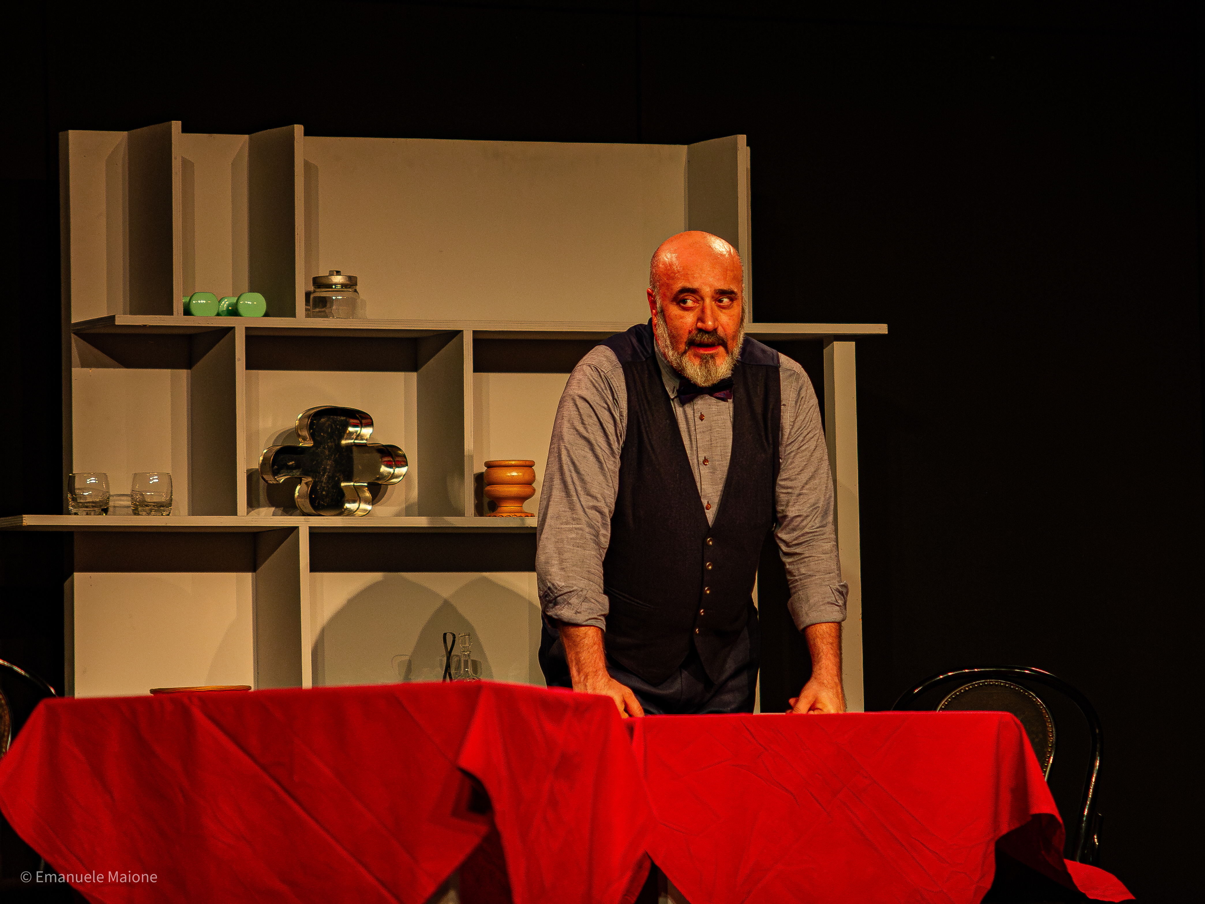 La tradizione incontra la modernitร al Vejamo Festival: in scena “La Locandiera, lo Chef e gli Antri”, irresistibile rilettura di Goldoni firmata da Roberto Cavosi e diretta da Filippo D’Alessio La tradizione incontra la modernitร al Vejamo Festival: in scena “La Locandiera, lo Chef e gli Antri”, irresistibile rilettura di Goldoni firmata da Roberto Cavosi e diretta da Filippo D’Alessio