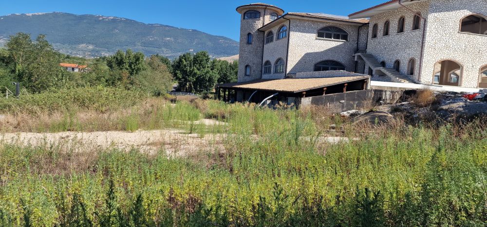 La “cattedrale nel deserto” dell’Anticolana: il triste destino dell’incompiuta di Piglio tra vegetazione e burocrazia 1 castello 2 1