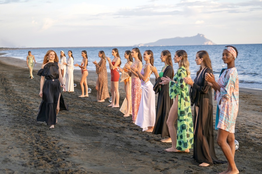 Sunset Fashion Show: moda ed eleganza in spiaggia a Latina 4 flavia valentini con la sua collezione photo credits augusto frascatani