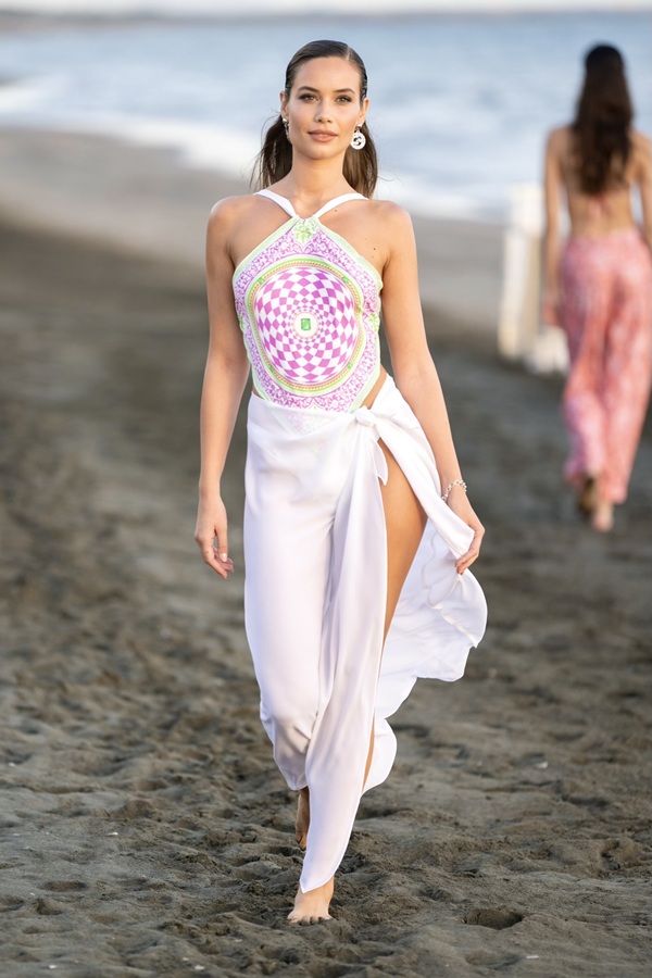 Sunset Fashion Show: moda ed eleganza in spiaggia a Latina 2 flavia valentini luxury italian swimwear con tittarelli gioielli photo credits augusto frascatani