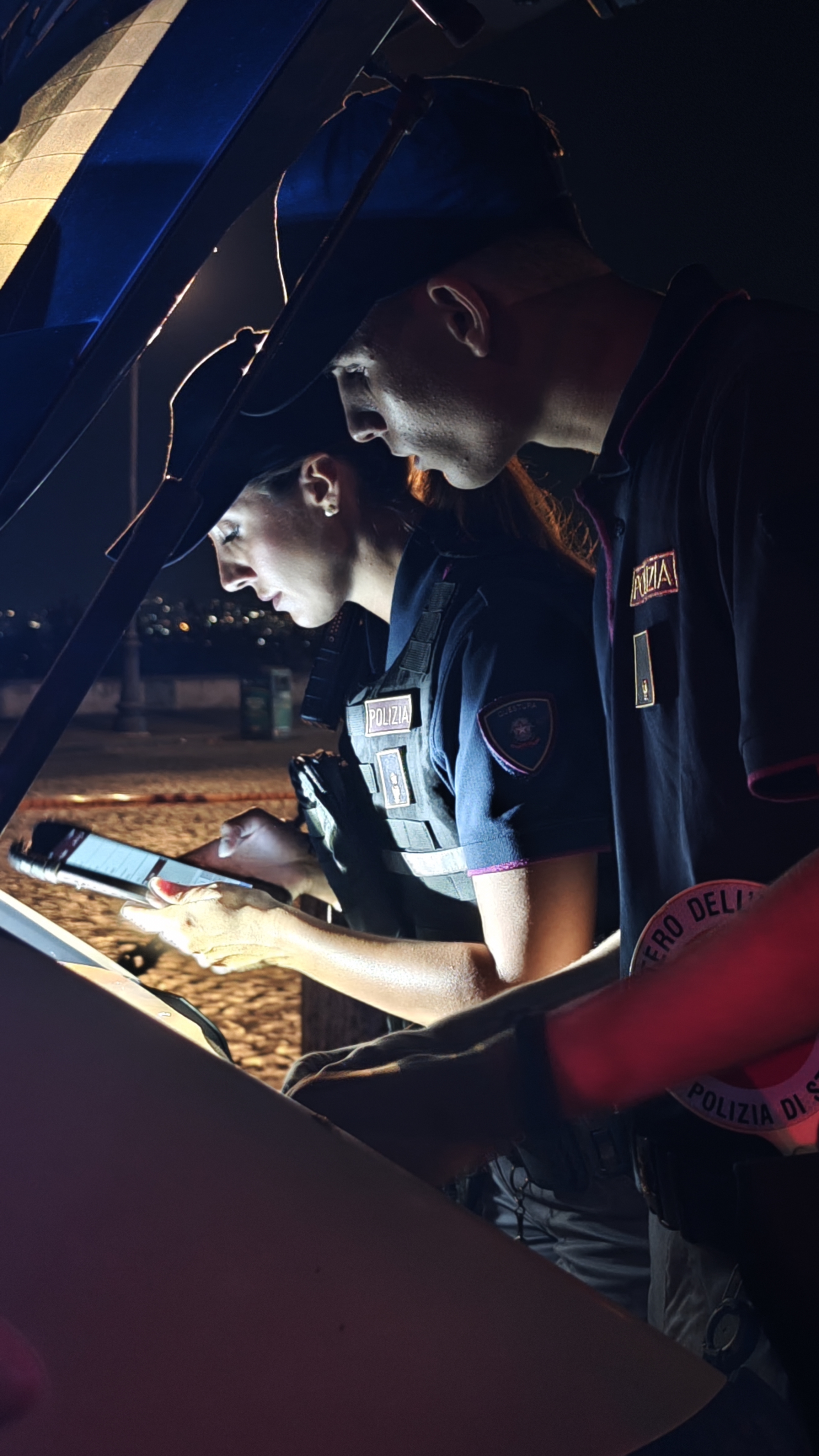 ROMA: MOVIDA A TRASTEVERE: CONTROLLI DELLA POLIZIA DI STATO IN DUE NOTI LOCALI ROMA: MOVIDA A TRASTEVERE: CONTROLLI DELLA POLIZIA DI STATO IN DUE NOTI LOCALI