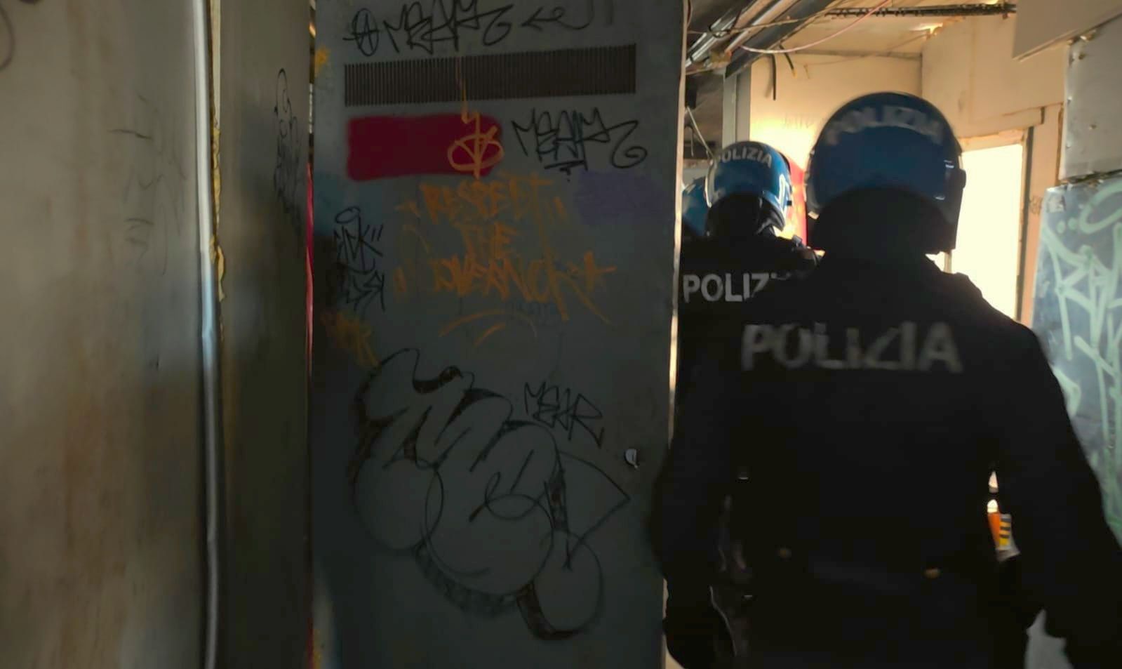 ROMA: VIA TALLONE, ALTRI 9 STRANIERI INTERCETTATI DALLA POLIZIA DI STATO MENTRE TENTAVANO DI ALLONTANARSI DALLO STABILE FANTASMA
