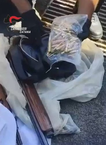Catania, quartiere “Nesima”. Fucile, 4 pistole, 200 munizioni e maschere iperrealistiche in silicone: i Carabinieri arrestano un 36enne 3 foto 2 2