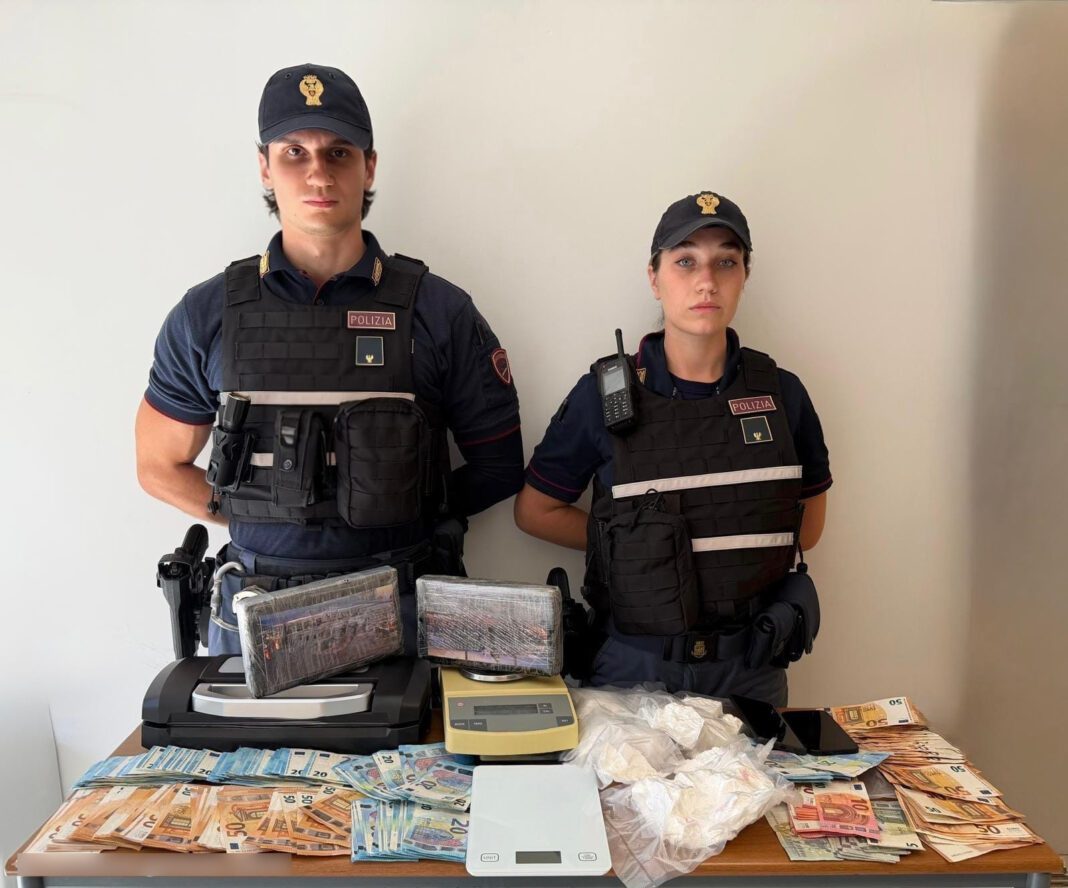 ROMA. AUTO CON DOPPIO FONDO E CASA TRASFORMATA A “POSTAZIONE DI LAVORO” PER LO SPACCIO ROMA. AUTO CON DOPPIO FONDO E CASA TRASFORMATA A “POSTAZIONE DI LAVORO” PER LO SPACCIO