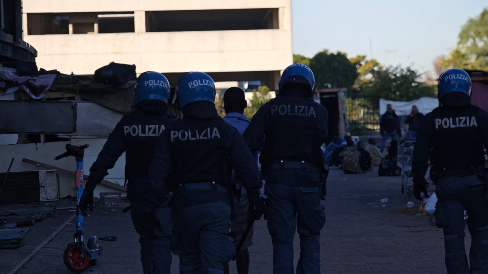 ROMA: NUOVO BLITZ ALL’ALBA DELLA POLIZIA DI STATO NELLO STABILE ABBANDONATO DI VIA CESARE TALLONE ROMA: NUOVO BLITZ ALL’ALBA DELLA POLIZIA DI STATO NELLO STABILE ABBANDONATO DI VIA CESARE TALLONE