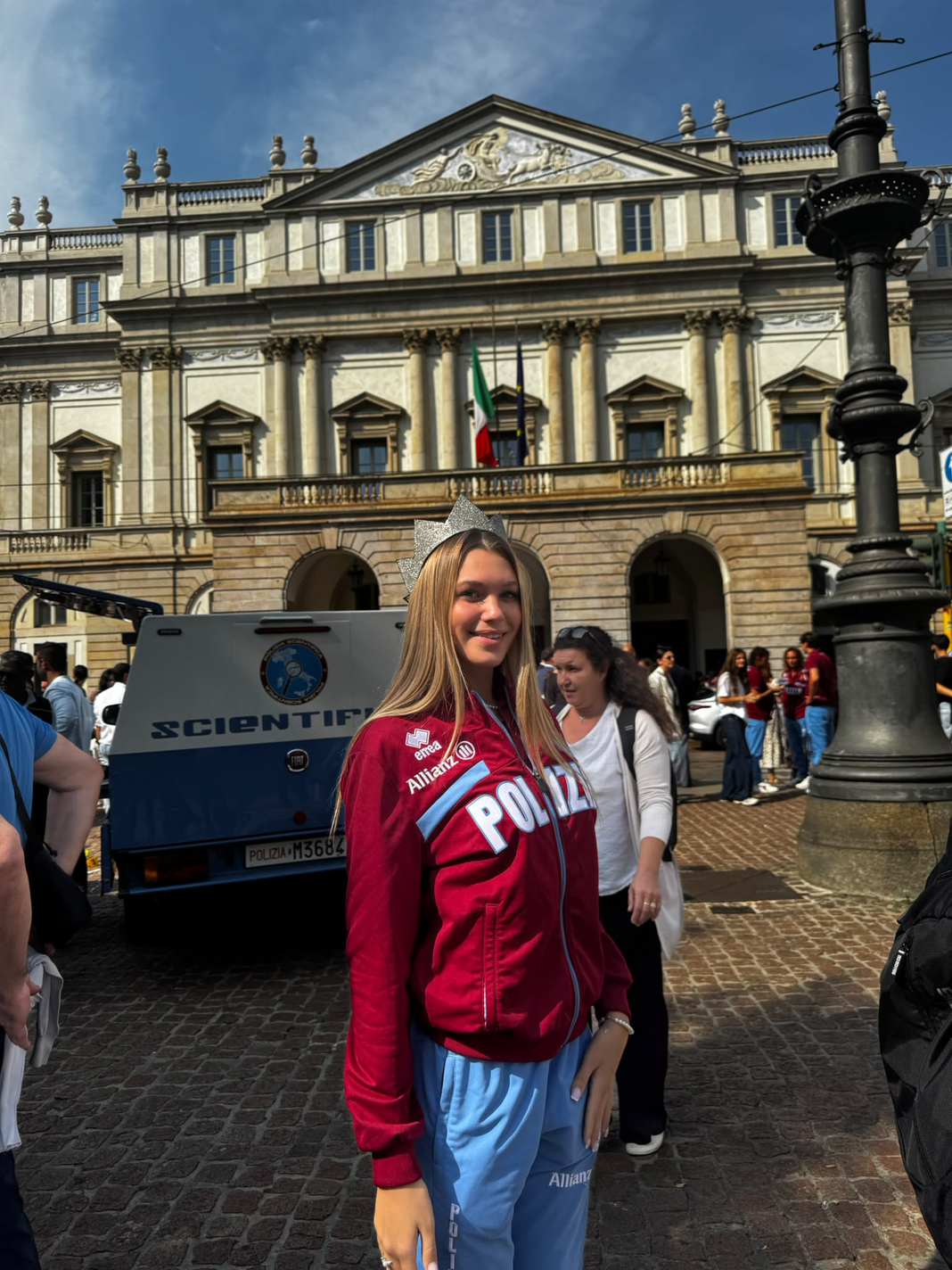 Milano. Sarah Rizea con le Fiamme Oro alla Scala Milano. Sarah Rizea con le Fiamme Oro alla Scala
