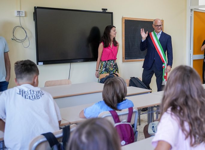 SCUOLA BALZANI, CON SINDACO GUALTIERI BAMBINI E BAMBINE TORNANO IN CLASSE DOPO ESPLOSIONE DEL 2025 2 img 3
