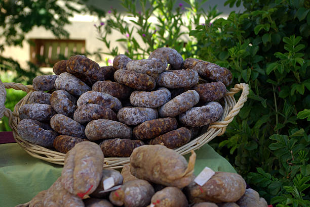 I Sapori della Terra: l'arte norcina e i salumi artigianali, custodi di antichi saperi 1 istockphoto 117300965 612x612 1