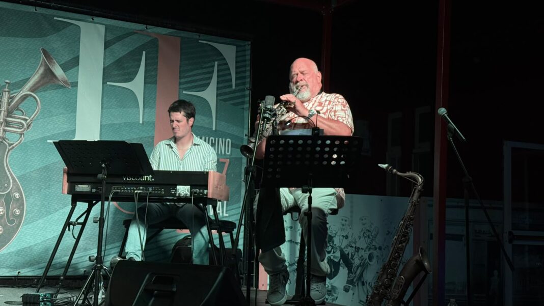 Fiumicino. Jazz, il Festival conquista il pubblico Sassofonista sul palco durante la serata dedicata a John Coltrane al Fiumicino Jazz Festival 2026