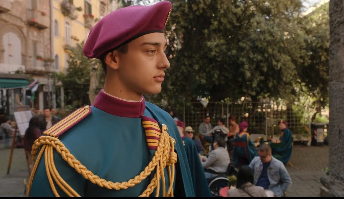 Luigi Zeno conquista il pubblico su Netflix e si prepara a una nuova fiction Rai 1 Concluso il set di Nemo, il diciannovenne attore e studente universitario prosegue un percorso tra recitazione, riconoscimenti e impegno contro il bullismo Luigi Zeno sta vivendo una stagione ricca di risultati e nuovi impegni. Il pubblico lo sta conoscendo nei panni di Leonardo in Minerva โ La Scuola, disponibile su Netflix. Mentre cresce lโattenzione intorno al suo personaggio, il giovane attore napoletano ha concluso le riprese di Nemo โ Chi ha ucciso Sofia?, fiction destinata a Rai 1, e si prepara a raggiungere Roma per unโaltra produzione della rete. In Minerva โ La Scuola, Leonardo si muove tra le regole e le rivalitร di un liceo militare. Ha un carattere forte, si fa sentire e spesso spiazza chi gli sta intorno. Luigi Zeno gli dร presenza e personalitร , lasciando emergere anche le sfumature dietro i suoi atteggiamenti. ร proprio questa capacitร del personaggio di provocare una reazione a renderlo un volto di cui gli spettatori parlano anche dopo aver visto la serie. La visibilitร di Netflix arriva al termine di un percorso costruito nel tempo. Nato a Napoli e cresciuto a Ercolano, Zeno ha iniziato a recitare da giovanissimo, facendo esperienza in teatro prima di lavorare per lo schermo. Oggi, a 19 anni, affianca alla professione di attore gli studi universitari in Scienze della Comunicazione allโUniversitร Federico II di Napoli. Formazione e lavoro procedono insieme, in un periodo che gli chiede di passare dallo studio ai set e di misurarsi con personaggi sempre diversi. La conclusione delle riprese di Nemo โ Chi ha ucciso Sofia? rappresenta unโaltra tappa significativa. Dopo il lavoro sul set tra Trieste e Trento, Luigi รจ atteso a Roma per un nuovo progetto Rai 1. Nel suo percorso figura anche La promessa di Patrizio, dedicata alla storia del campione Patrizio Oliva. Sono esperienze diverse che gli permettono di misurarsi con registri e contesti narrativi nuovi. Il suo cammino รจ stato accompagnato anche da riconoscimenti, tra cui il Leone dโOro Alato di San Marco e quelli ricevuti presso il Senato della Repubblica Italiana e il Parlamento Europeo. Sono tappe che si aggiungono al lavoro quotidiano, alle prove, alle riprese e alla preparazione necessaria per affrontare ogni personaggio. Accanto alla recitazione, Zeno dedica parte della propria voce alla sensibilizzazione contro il bullismo. Rivolgersi ai giovani su questo tema รจ per lui un impegno che prosegue anche fuori dal set e che dร un significato ulteriore alla visibilitร ottenuta attraverso il suo lavoro. Minerva โ La Scuola sta offrendo a Luigi Zeno la possibilitร di raggiungere nuovi spettatori. Con il set di Nemo appena concluso e unโaltra fiction Rai 1 allโorizzonte, il successo di Leonardo si inserisce in un percorso in pieno movimento. A 19 anni, Luigi continua a studiare, a lavorare e a costruire, un ruolo dopo lโaltro, il proprio futuro da attore.