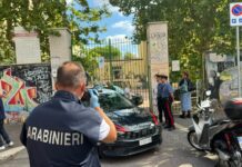 Roma, spray urticante e coltello contro la prof: l’aggressore è uno studente di 13 anni