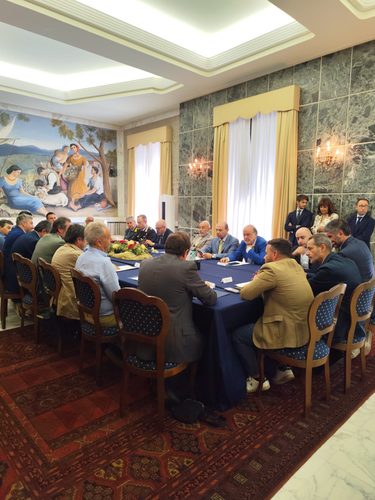 Tutela Valle del Sacco, 15 Comuni ciociari firmano il protocollo d’intesa in Prefettura 2 sottoscrizione protocollo dintesa tutela valle del sacco 3