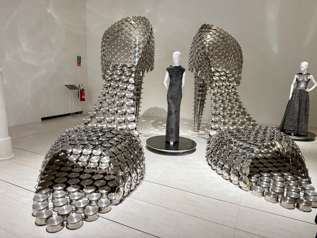 Al MAAT di Lisbona il mondo di Valentino attraverso lo sguardo di Joana Vasconcelos Al MAAT di Lisbona il mondo di Valentino attraverso lo sguardo di Joana Vasconcelos